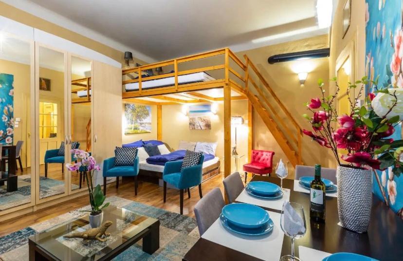 Cherry Blossom Designer In The Center With Free Parking Apartament *